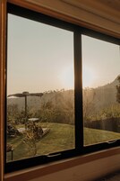 Tiny luxo com Vista para Montanha | Living area | 50-inch Smart TV with digital channels, Netflix, streaming services