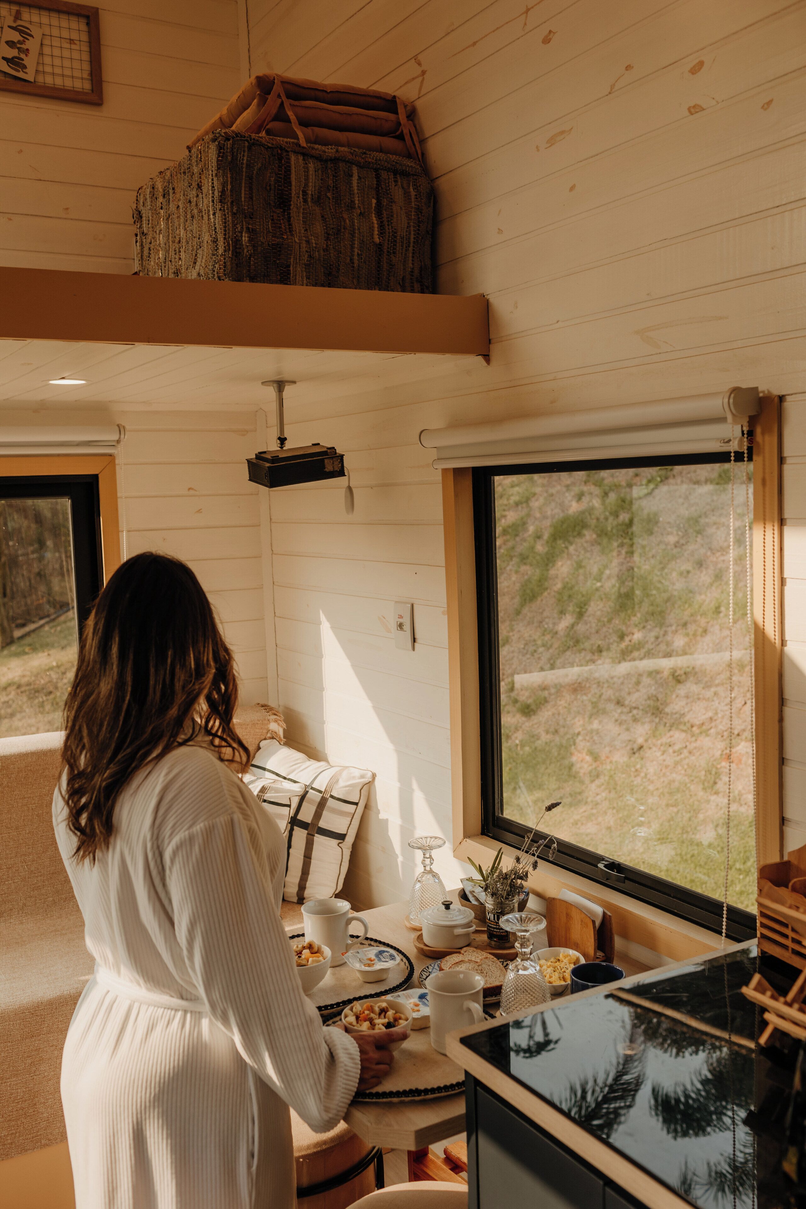 Tiny luxo com Vista para Montanha | Woonruimte | Een 50-inch smart-tv met digitale zenders, een open haard en Netflix