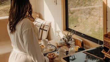 Tiny luxo com Vista para Montanha | Woonruimte | Een 50-inch smart-tv met digitale zenders, een open haard en Netflix