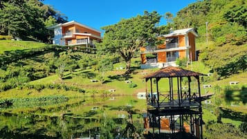 Ein modernes Haus mit großem Garten und Teich.