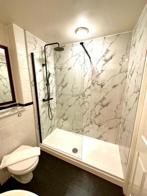 Free toiletries, towels, soap, toilet paper - Dancenter Birmingham Airport Near Nec (Kenilworth)