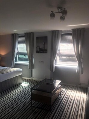 Deluxe tweepersoonskamer | Een bureau, een strijkplank/strijkijzer, gratis wifi, beddengoed