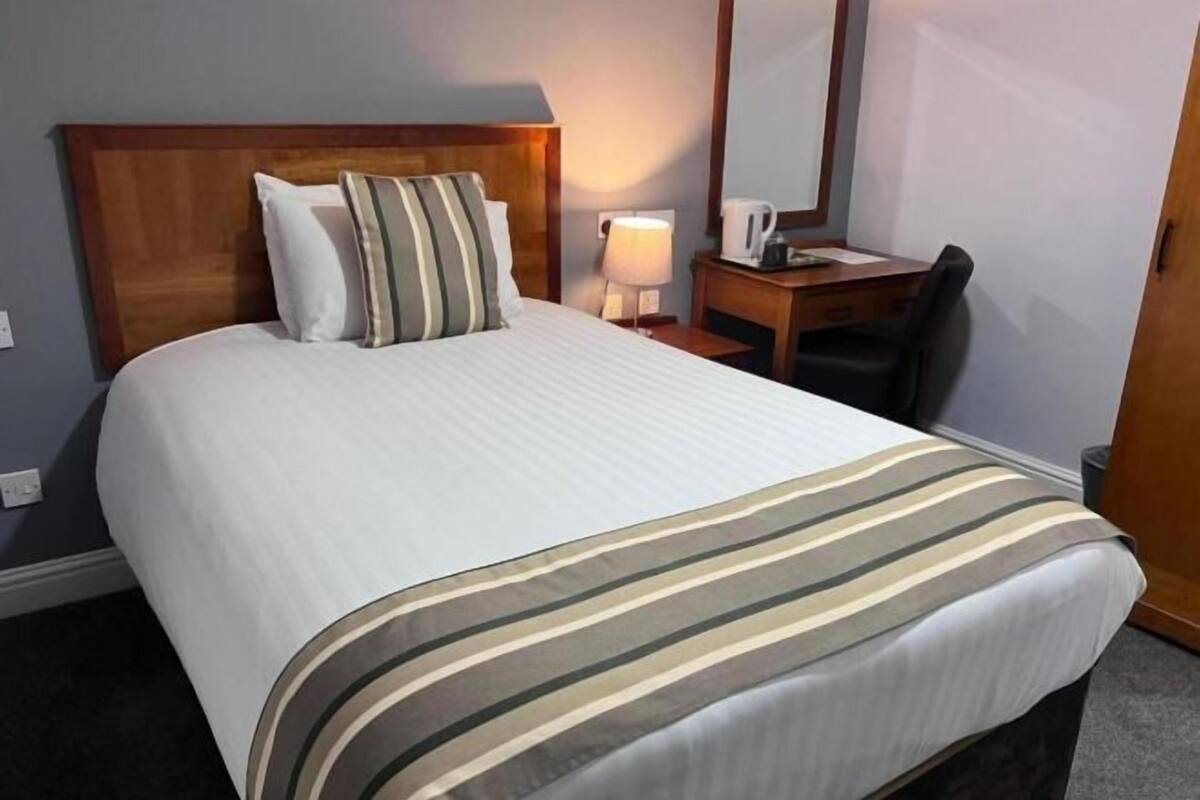 Desk, iron/ironing board, free WiFi, bed sheets