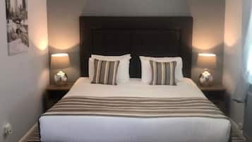 Escritorio, tabla de planchar con plancha, wifi gratis y ropa de cama