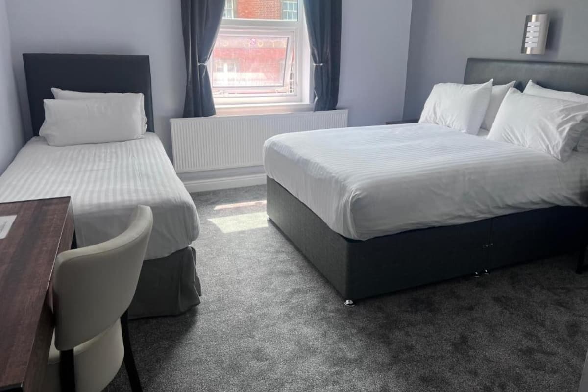 Familiekamer, meerdere bedden (Family) | Een bureau, een strijkplank/strijkijzer, gratis wifi, beddengoed