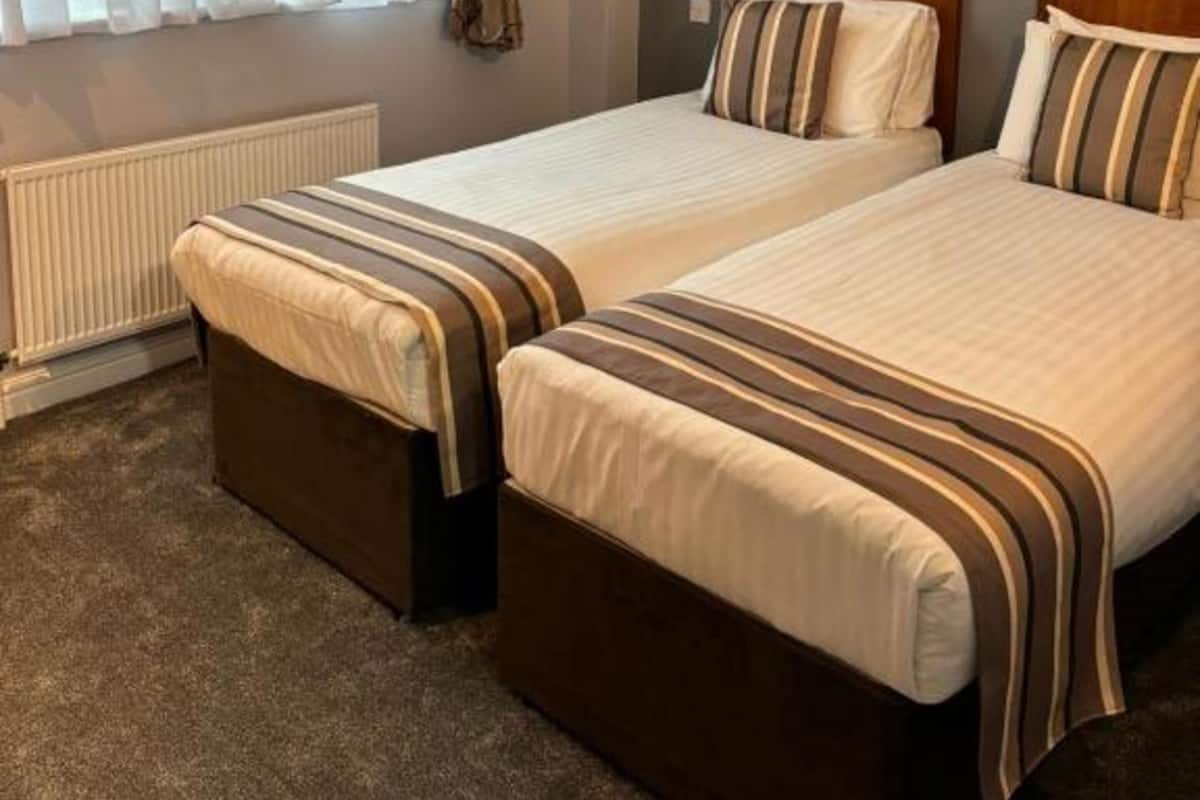 Een bureau, een strijkplank/strijkijzer, gratis wifi, beddengoed