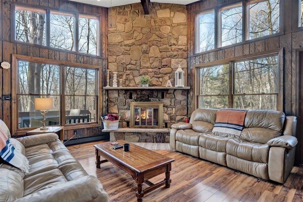 Een smart-tv, een open haard en videogames