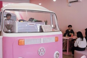 Dining - Pink Cabana Hotel (George Town)