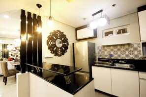 Microondas, horno, placa de cocina