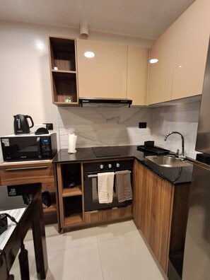 Microondas, horno, placa de cocina, tetera/pava eléctrica