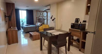 Modern Santa Cruz Loft - AC, WiFi, Work Space