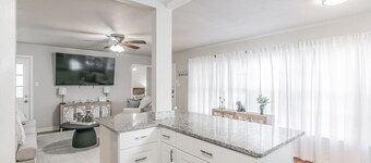 Walk To Dickies Arena & Will Rogers! Close to TCU & Dtwn Ft. Worth. 2 King Beds 