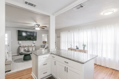 Walk To Dickies Arena & Will Rogers! Close to TCU & Dtwn Ft. Worth. 2 King Beds 