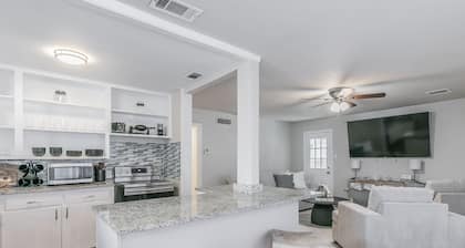 Walk To Dickies Arena & Will Rogers! Close to TCU & Dtwn Ft. Worth. 2 King Beds