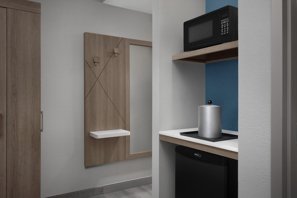 Allergiatestatut vuodevaatteet, yksilöllisesti kalustettu, työpöytä