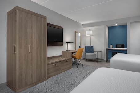 Ropa de cama hipoalergénica, muebles diferentes y escritorio