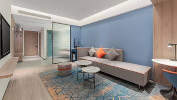 Suite, 1 King-Bett | Hochwertige Bettwaren, Daunenbettdecken, laptopgeeigneter Arbeitsplatz