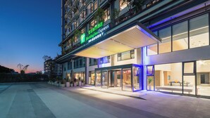 A modern hotel with a prominent green sign for the Holiday Inn Express. - Holiday Inn Express Puer Simao by IHG (Pu'er)