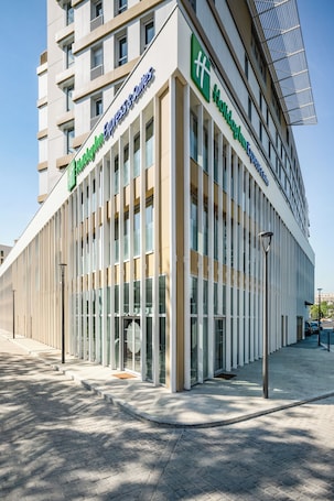 Fachada de la propiedad. Holiday Inn Express and Suites Reims Rives De Vesle by IHG
