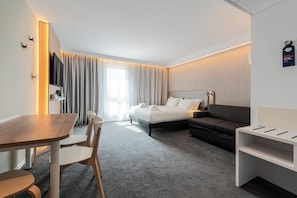 Ropa de cama de alta calidad y espacio para trabajar con laptop