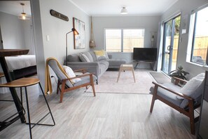 TV connectée, livres, chaîne hi-fi