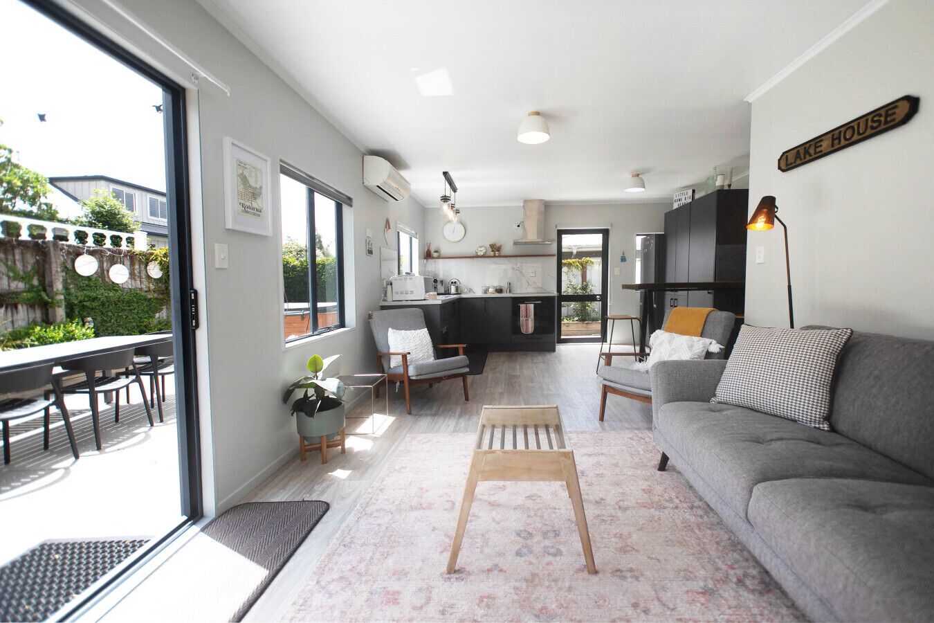 Älytelevisio, kirjoja, stereot