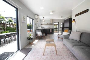 TV connectée, livres, chaîne hi-fi