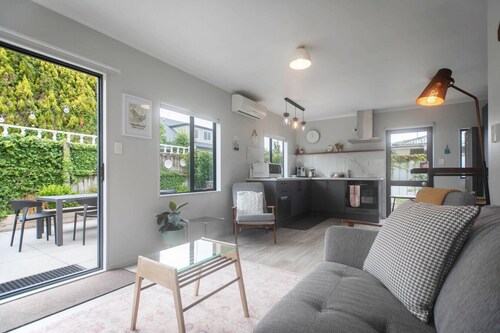 Mokoia Rising - Peaceful lakeside retreat