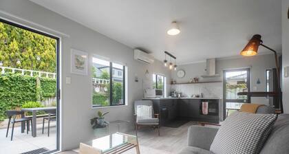 Mokoia Rising - Peaceful lakeside retreat