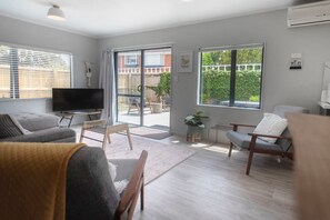 TV connectée, livres, chaîne hi-fi