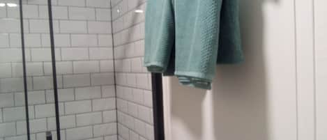 Secadora de cabello, toallas, jabón, papel de baño