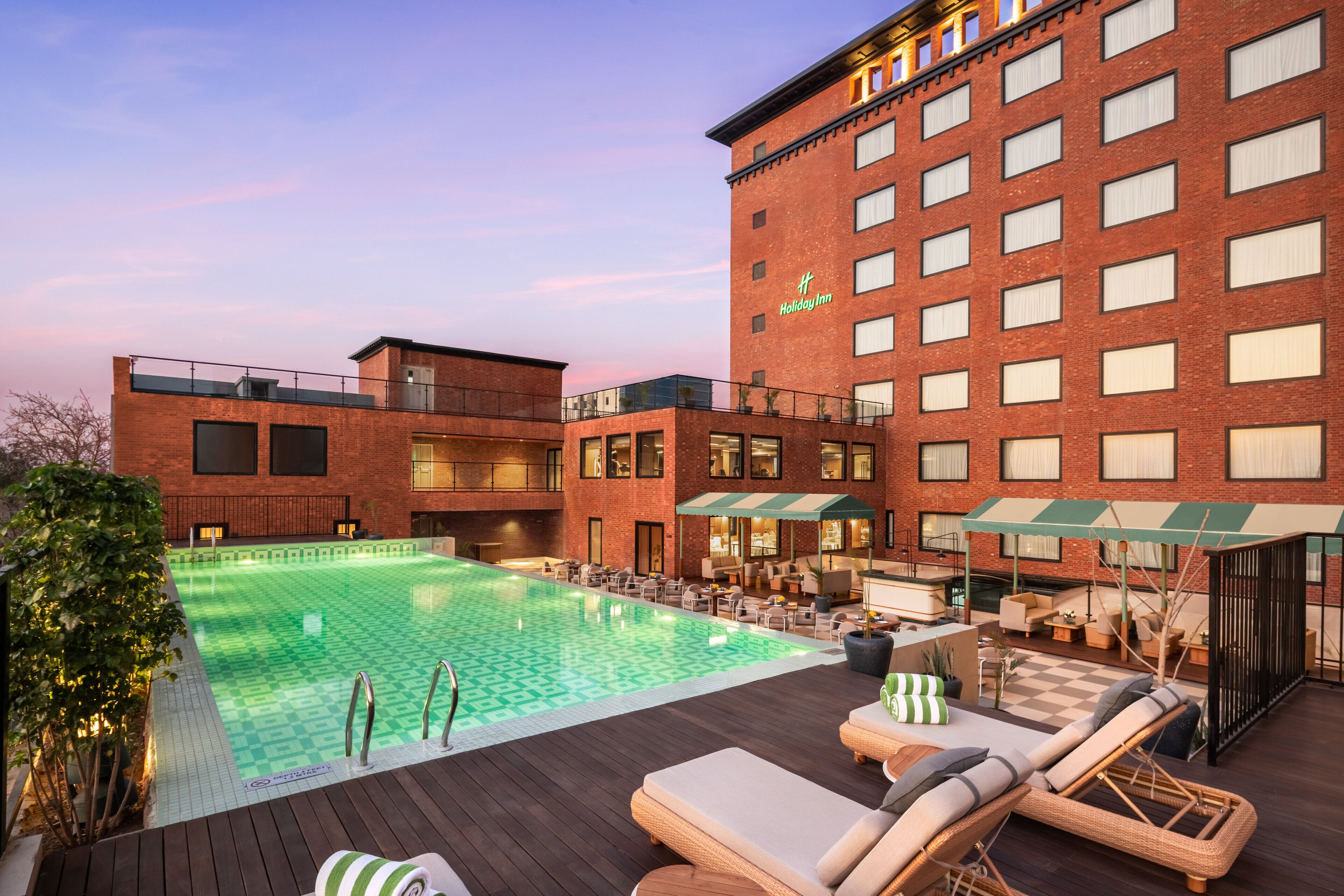 Una piscina al aire libre de temporada