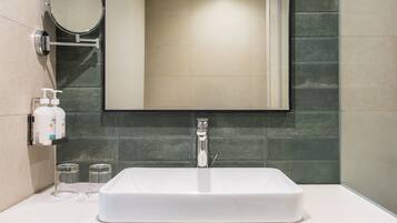 Shower, rainfall showerhead, free toiletries, hair dryer