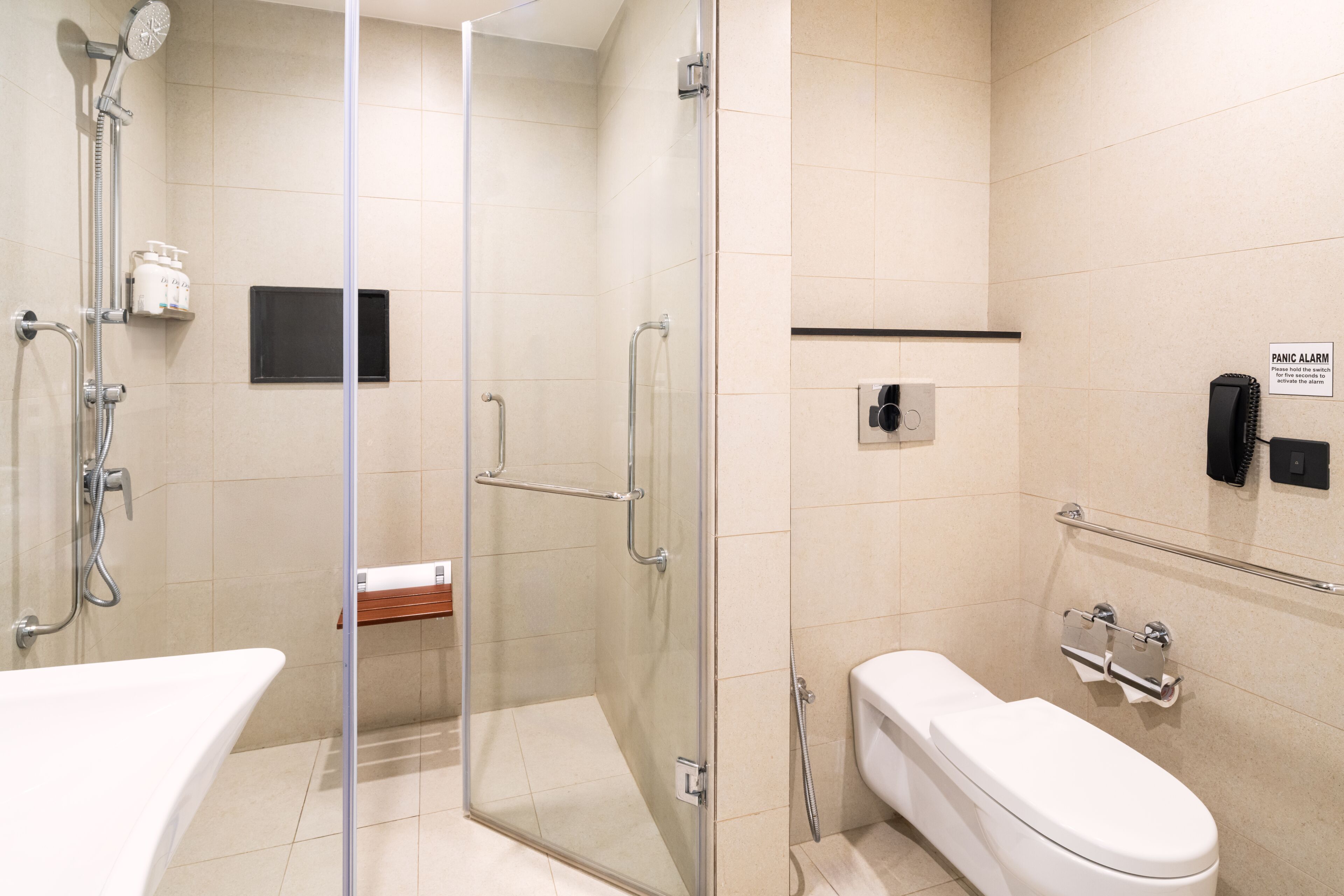 Standard Room, 1 King Bed, Accessible | Bathroom | Shower, rainfall showerhead, free toiletries, hair dryer