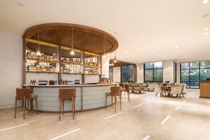 2 bars/lounges, poolside bar - Holiday Inn Gurgaon NH8 by IHG (Gurugram)