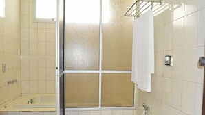 Chambre romantique | Salle de bain | Articles de toilette (gratuits), serviettes fournies, savon
