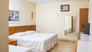 Chambre triple Deluxe | Salle de bain | Articles de toilette (gratuits), serviettes fournies, savon