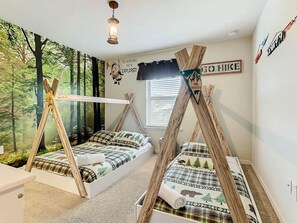 7 habitaciones, escritorio y tabla de planchar con plancha