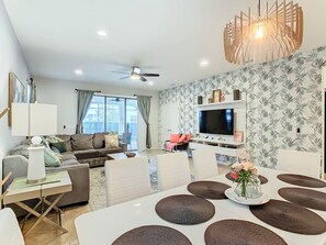 テレビ、テーブルサッカー台、卓球台