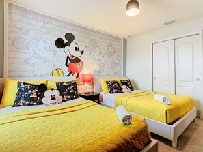 7 chambres, bureau, fer et planche à repasser, lit de bébé portatif