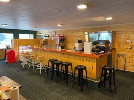 供应早餐、午餐和晚餐，海滩景观