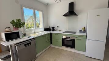 Refrigerador, microondas, horno y parrilla de estufa