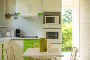 Réfrigérateur, micro-ondes, four, cafetière/bouilloire