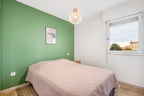 2 bedrooms, iron/ironing board, bed sheets