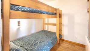 A bunk bed with a blue polka-dotted mattress and wooden headboard. - Joubarbes - Station à pied (Chamrousse)