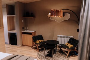 Quarto conforto, vista para a montanha | Área de estar