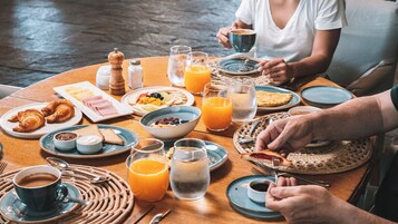Café da manhã com buffet grátis todos os dias