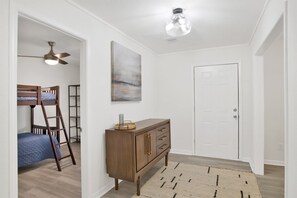 4 chambres, bureau, fer et planche à repasser, lit parapluie