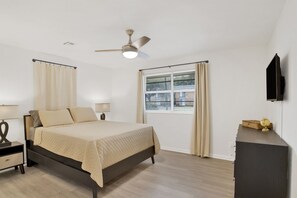 4 habitaciones, escritorio y tabla de planchar con plancha 