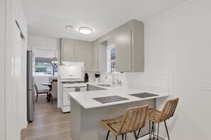 Geladeira, micro-ondas, fogão, cooktop